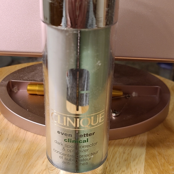 Even Better Clinical™ Radical Dark Spot Corrector + Interrupter - Picture 1 of 3